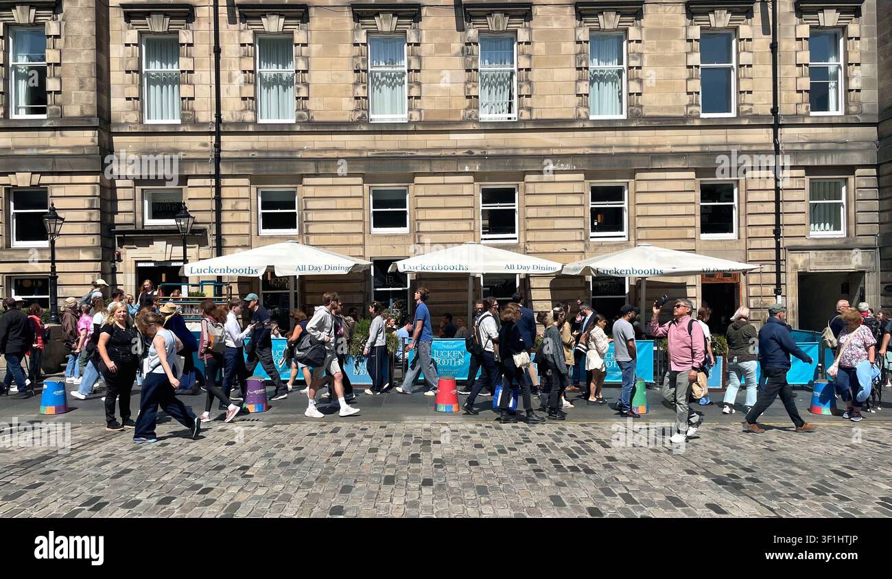 Luckenbooths, che serve pasti e bevande tutto il giorno, Royal Mile, Edinburgh Scotland - Immagine stock catturata con smartphone