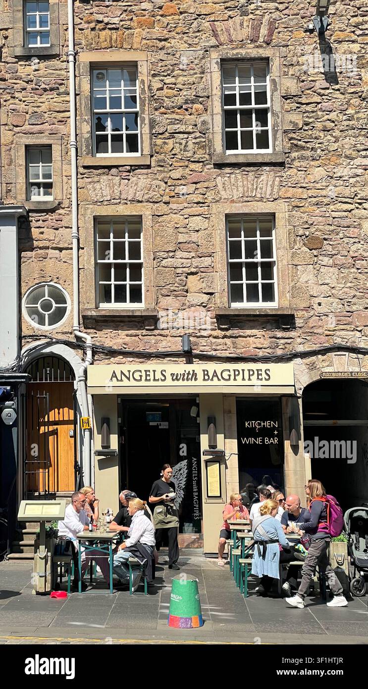 Angels with bagpipes, ristorante scozzese e wine bar, Royal Mile, Edinburgh Scotland - Immagine stock catturata con smartphone