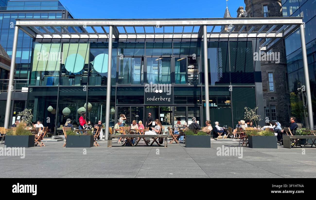 Soderberg Cafe con tavoli all'aperto presso il Lister Square Quartermile Development, Edimburgo, Scozia - Immagine stock catturata con smartphone
