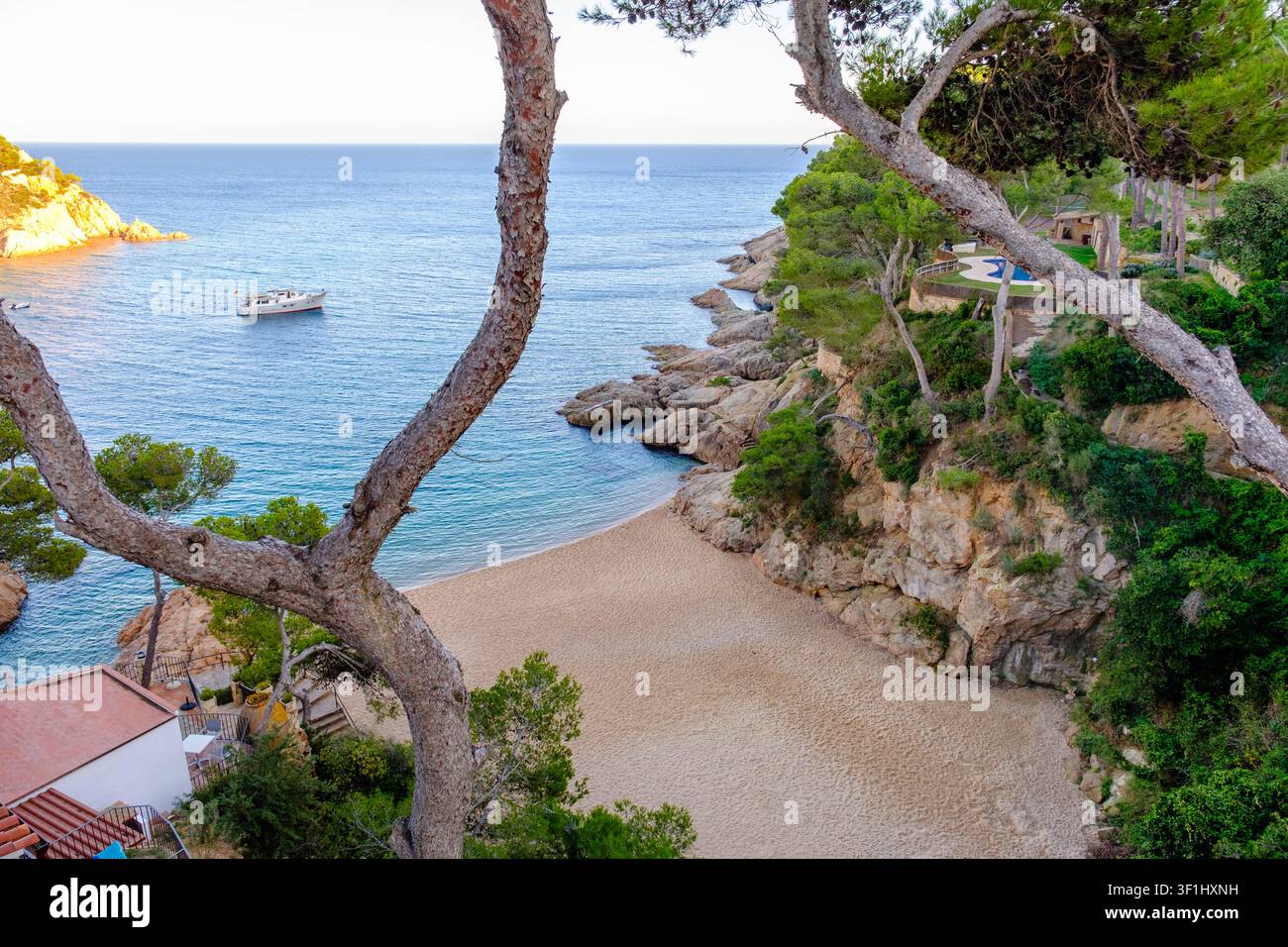 Vista della città di Tamariu Dels Liris sulla spiaggia e sulle scogliere dall'Hotel Hostalillo, Mar Mediterraneo, Palafrugell, Girona, Catalogna, Spagna. Foto Stock