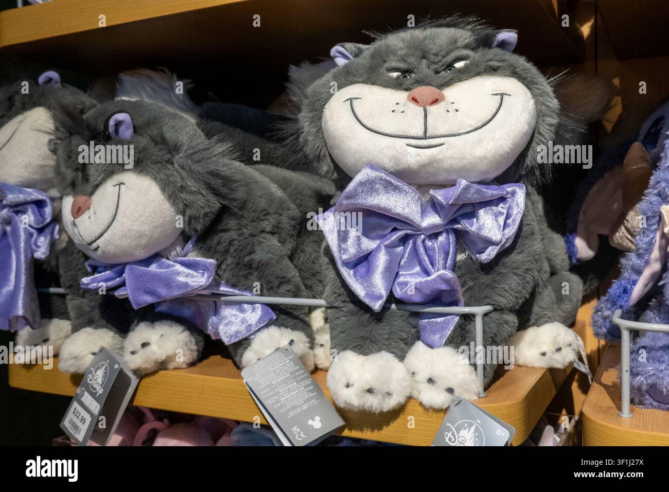 Il Disney Store di Times Square offre giocattoli, vestiti e oggetti da collezione ufficiali dei personaggi, New York City, USA  2026 Foto Stock