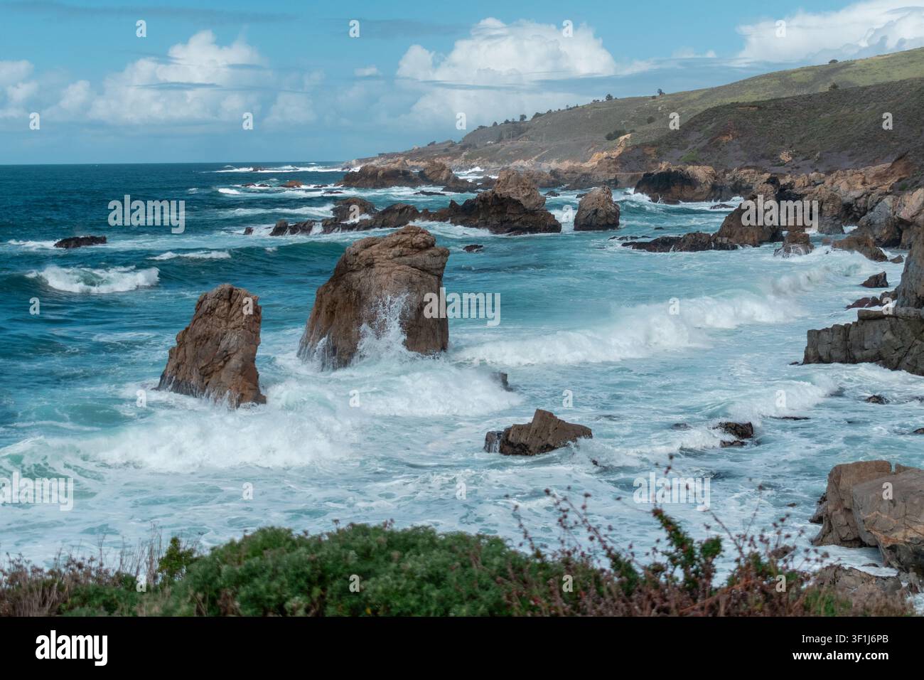 Big Sur, California – 23 marzo 2024: Onde che si infrangono sugli scogli al largo della spiaggia Foto Stock