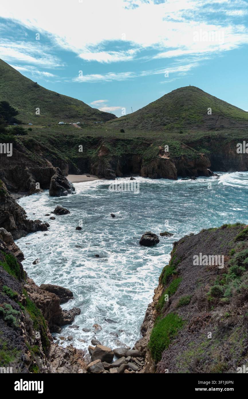 Big Sur, California - 23 marzo 2024: Scogliere verdi che si affacciano sull'Oceano Pacifico Foto Stock