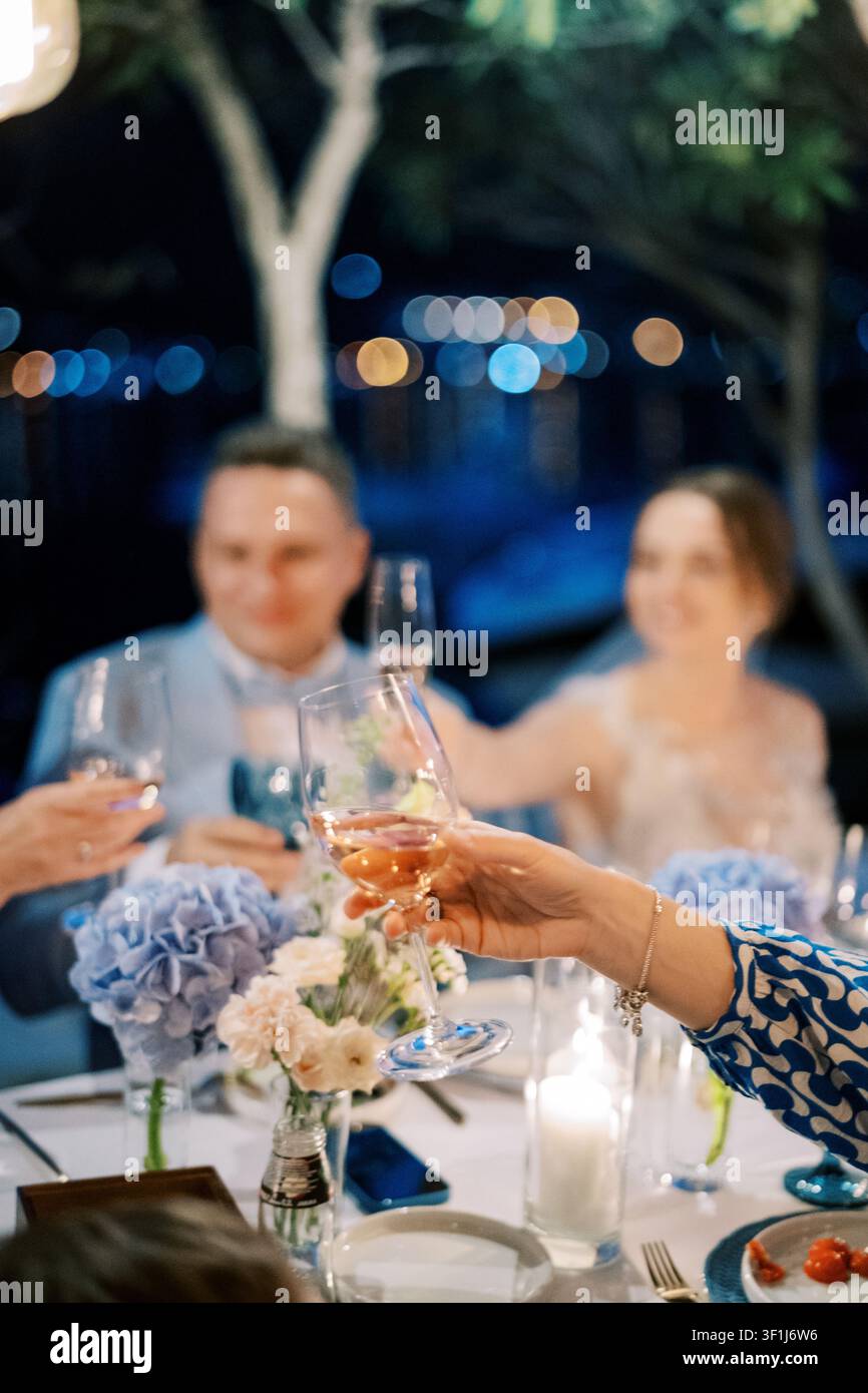Brindisi celebrativo a una cena elegante serale Foto Stock