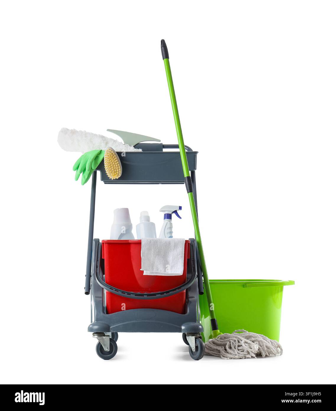 Carrello di servizio di pulizia professionale con secchio per mocio e varie forniture per l'igiene e la sanità isolato su sfondo bianco Foto Stock