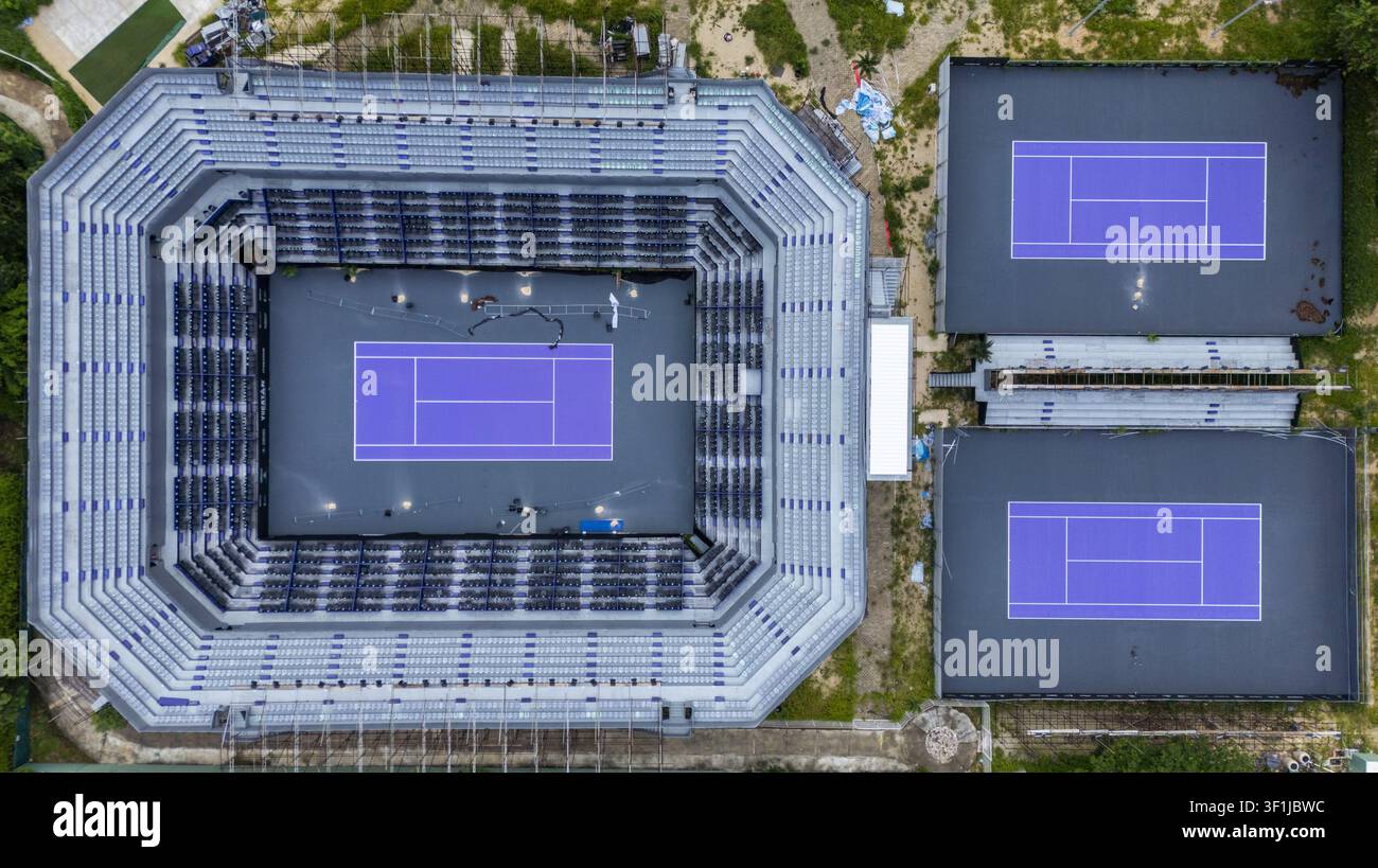 Vista aerea di uno stadio da tennis con campi viola vivaci circondati da tribune a gradini e campi di allenamento adiacenti a Mérida, Yucatan, Messico Foto Stock