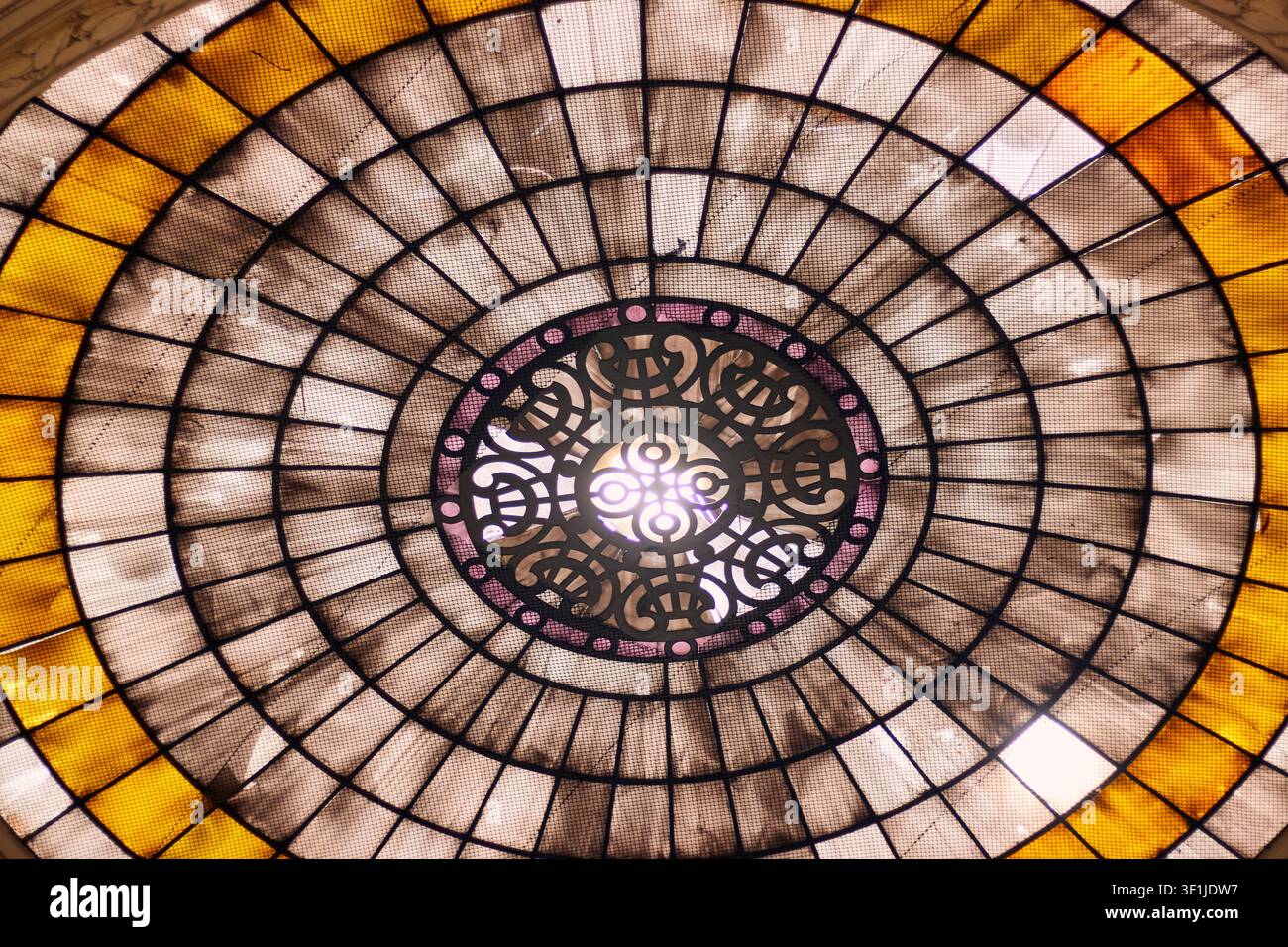 Il tetto è ben illuminato e presenta finestre colorate in un vecchio edificio restaurato; la luce entra attraverso il vetro, che è colorato e artigianale Foto Stock
