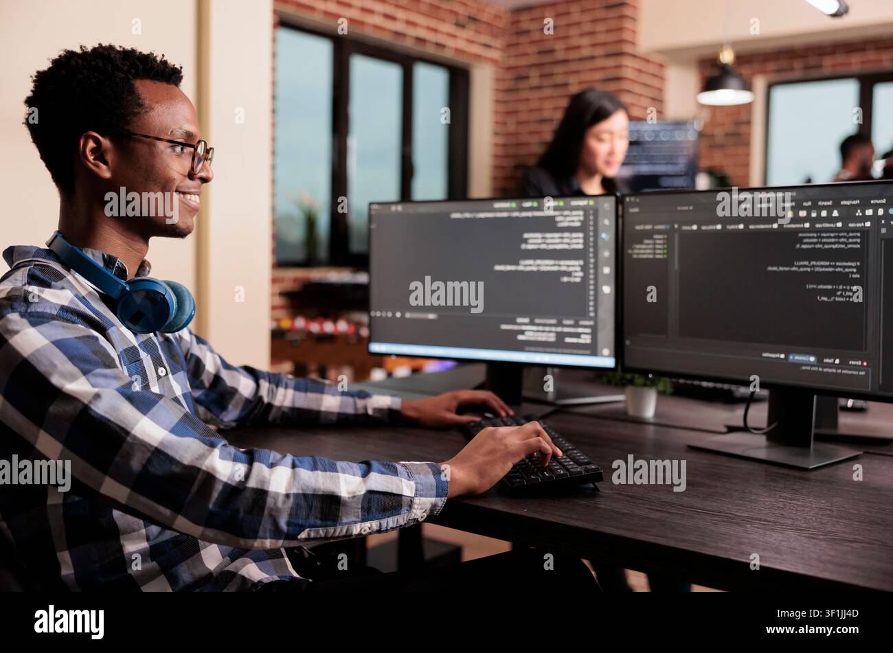 Sviluppatore di software progetta una nuova interfaccia utente in un ufficio di agenzia IT, digitando codice e creando algoritmi per un sistema online e il flusso di lavoro del server. Foto Stock