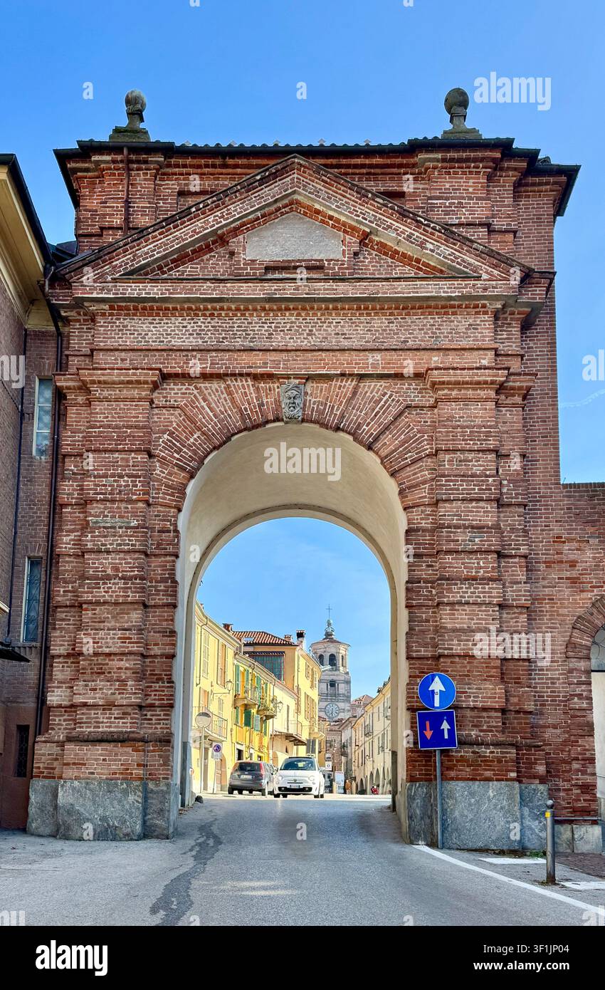 Porta di San Martino, antico ingresso di San Martino a Fossano Piemonte Italia - Immagine stock catturata con smartphone