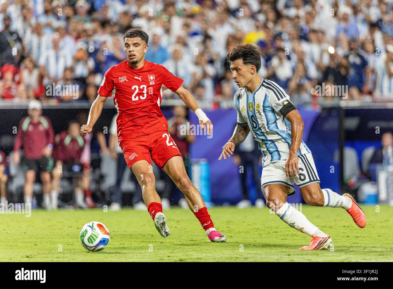 KANSAS, - 11 LUGLIO: Zeki Amdouni, Lisandro Martinez durante la partita degli ottavi di finale della Coppa del Mondo FIFA 2026 tra Argentina e Svizzera allo stadio di Kansas Foto Stock
