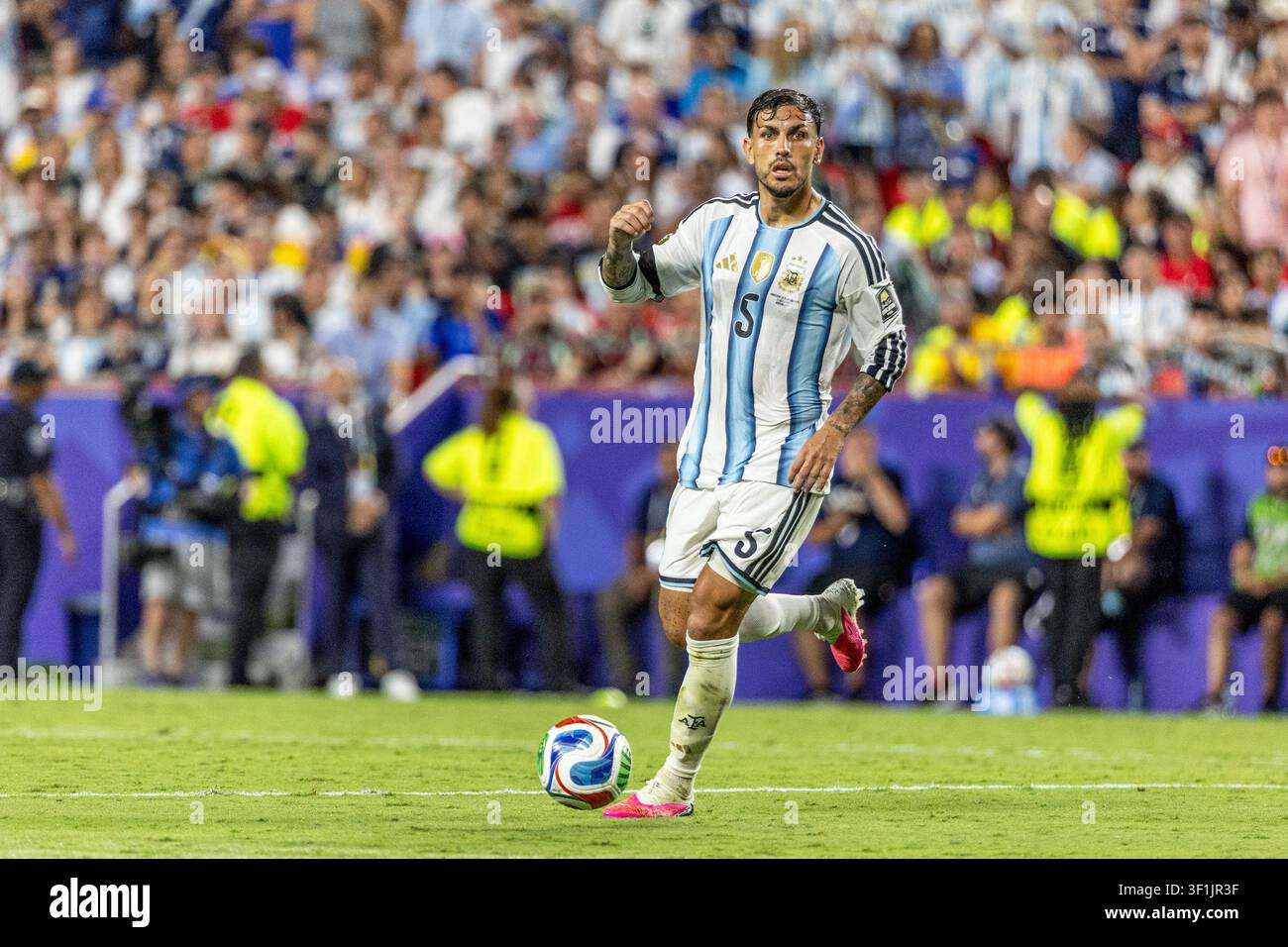 KANSAS, - 11 LUGLIO: Leandro Paredes durante la partita degli ottavi di finale della Coppa del Mondo FIFA 2026 tra Argentina e Svizzera al Kansas Stadium l'11 luglio 202 Foto Stock