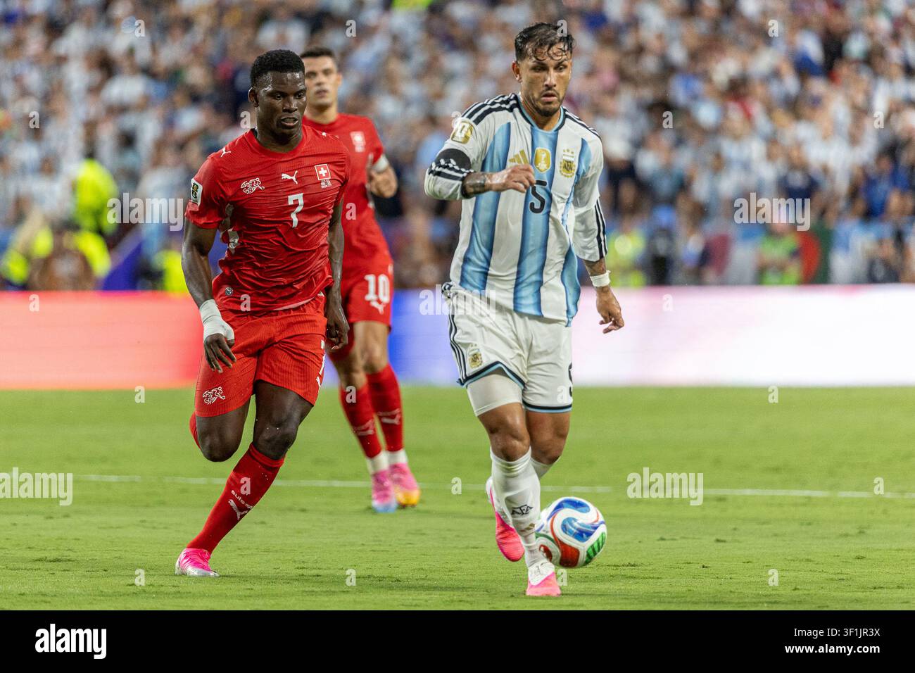 KANSAS, - 11 LUGLIO: Breel Embolo, Leandro Paredes durante la partita dei mondiali di calcio FIFA 2026 del turno degli ottavi tra Argentina e Svizzera allo stadio di Kansas o Foto Stock