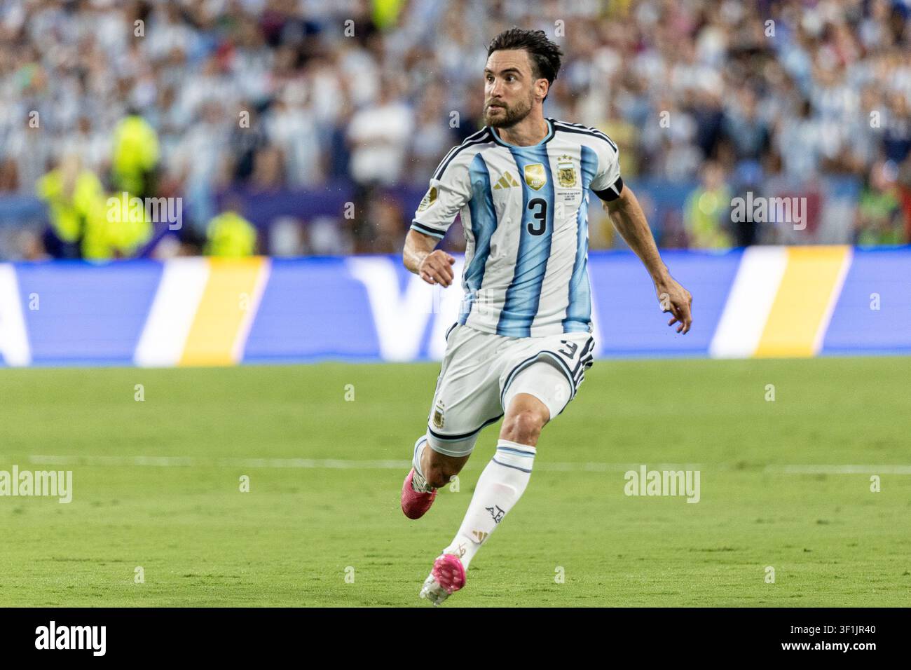 KANSAS, - 11 LUGLIO: Nicolas Tagliafico durante la partita dei gironi di ottavi di finale della Coppa del Mondo FIFA 2026 tra Argentina e Svizzera allo stadio di Kansas l'11 luglio Foto Stock