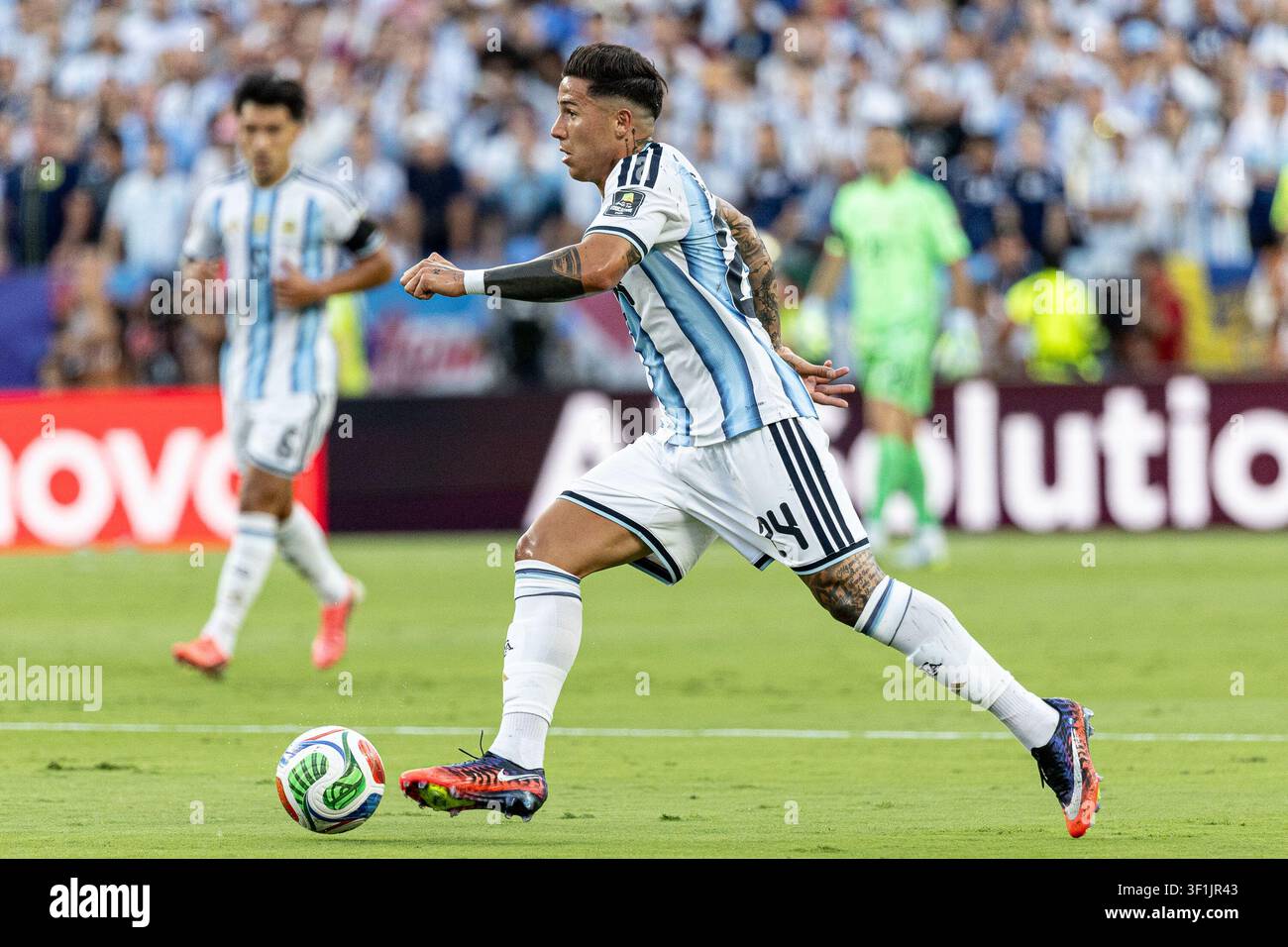 KANSAS, - 11 LUGLIO: Enzo Fernandez durante la partita degli ottavi di finale della Coppa del Mondo FIFA 2026 tra Argentina e Svizzera allo stadio di Kansas l'11 luglio 2026 Foto Stock