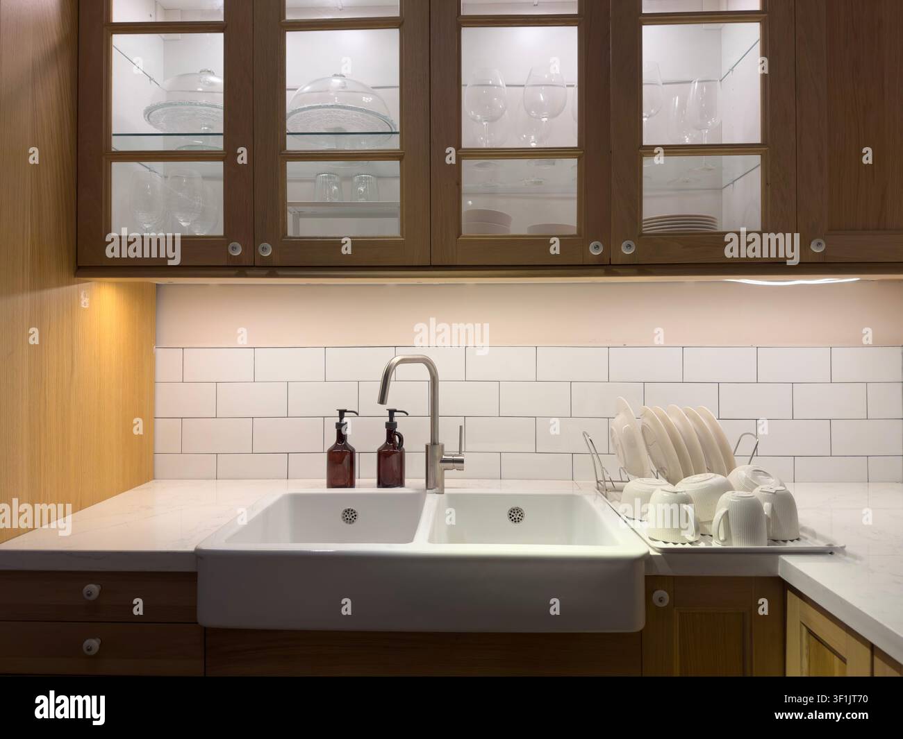 Lavello da cucina moderno in stile fattoria con scolapiatti e armadi in legno Foto Stock