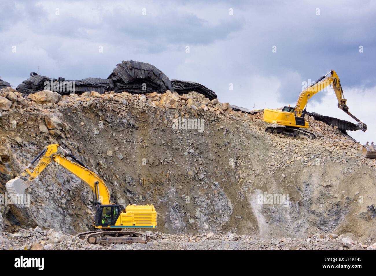 Escavatore con tappetino esplosivo, cantiere di costruzione di macchine pesanti Foto Stock
