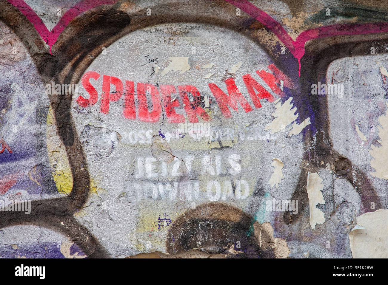 Strano graffiti con testo a stencil di Spider Man nel quartiere Mitte di Berlino, Germania Foto Stock