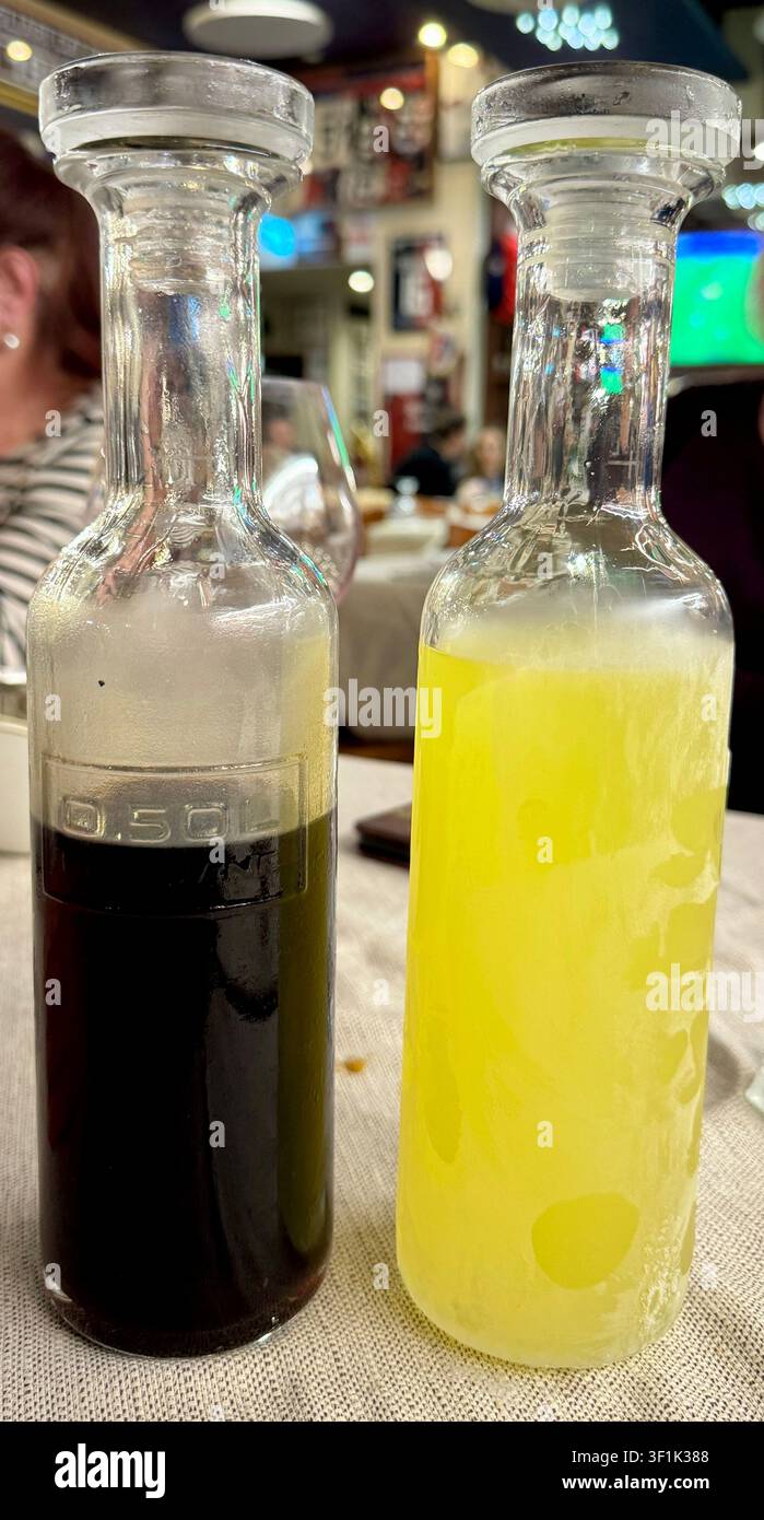 Limoncello fatto in casa e liquore al caffè come digestivo dopo cena. Foto Stock