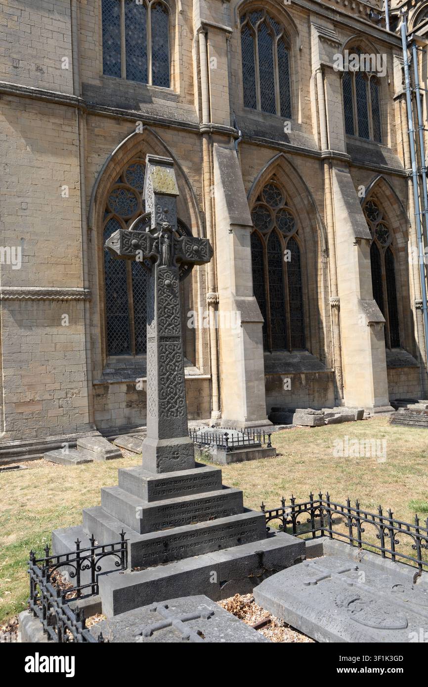 Croce celtica ad anello, memoriale per l'arcivescovo William Connor Magee fuori dal transetto sud, cattedrale di Peterborough durante l'ondata di caldo, luglio 2026 Foto Stock
