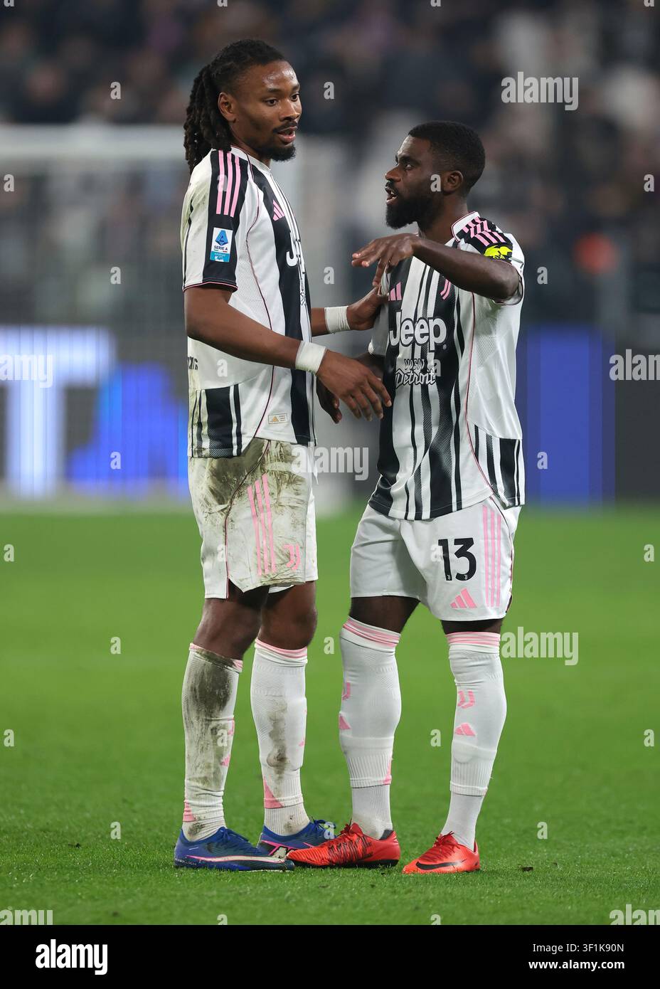 Khephren Thuram della Juventus parla con il compagno di squadra Jeremie Boga durante la partita. Foto Stock
