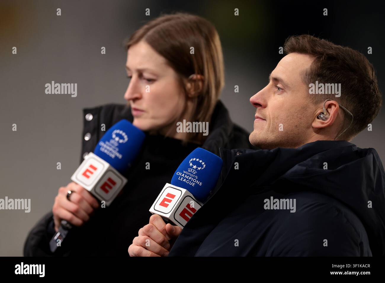 Ben Haines e l'ex attaccante dell'Inghilterra, Chelsea, Leeds, Arsenal, Notts County, Birmingham City e Manchester City, Ellen White, commenta per Disney Plus Foto Stock