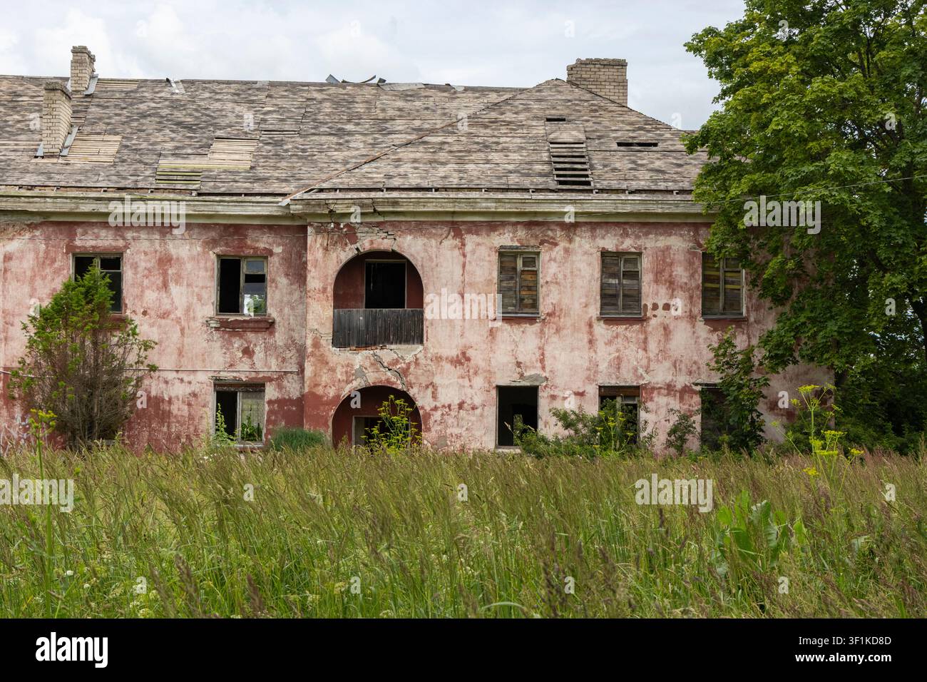 Edificio abbandonato a Viivikonna, una città fantasma dell'era sovietica nell'est dell'Estonia. Foto Stock