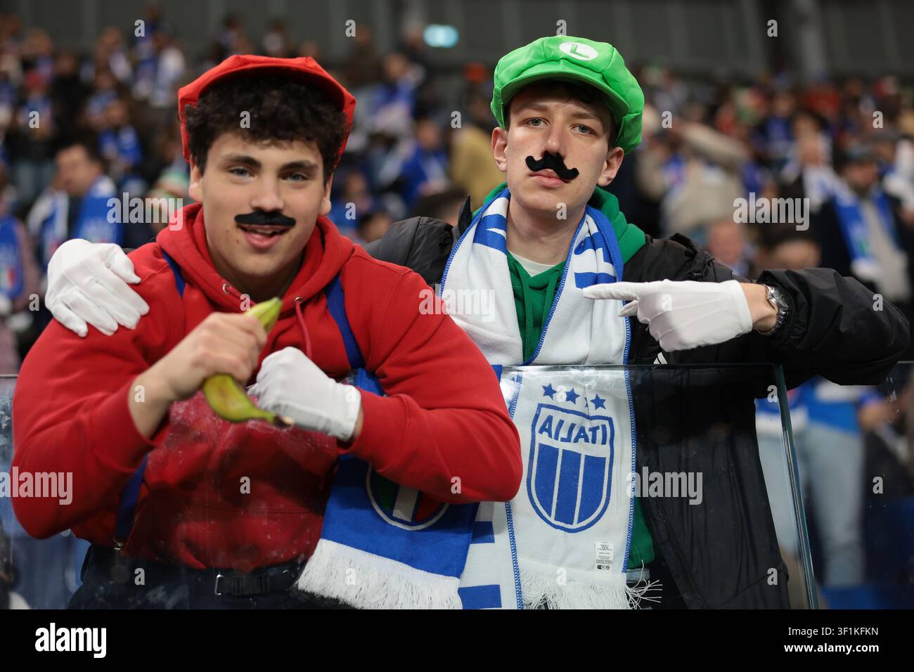 Tifosi italiani vestiti da Mario Bros durante la partita. Foto Stock