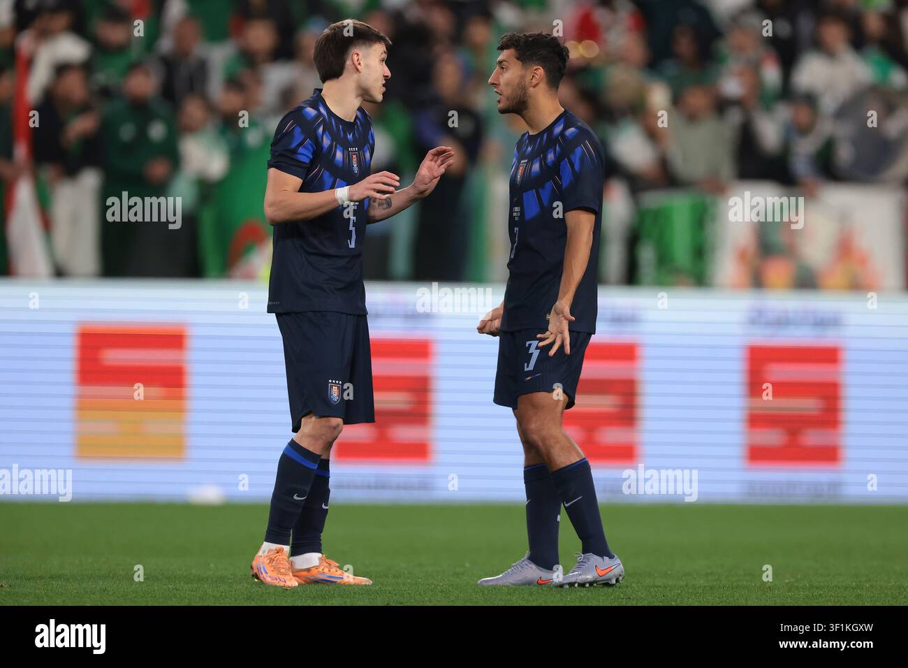 Manuel Ugarte dell'Uruguay discute con il compagno di squadra Sebastian Caceres durante la partita. Foto Stock