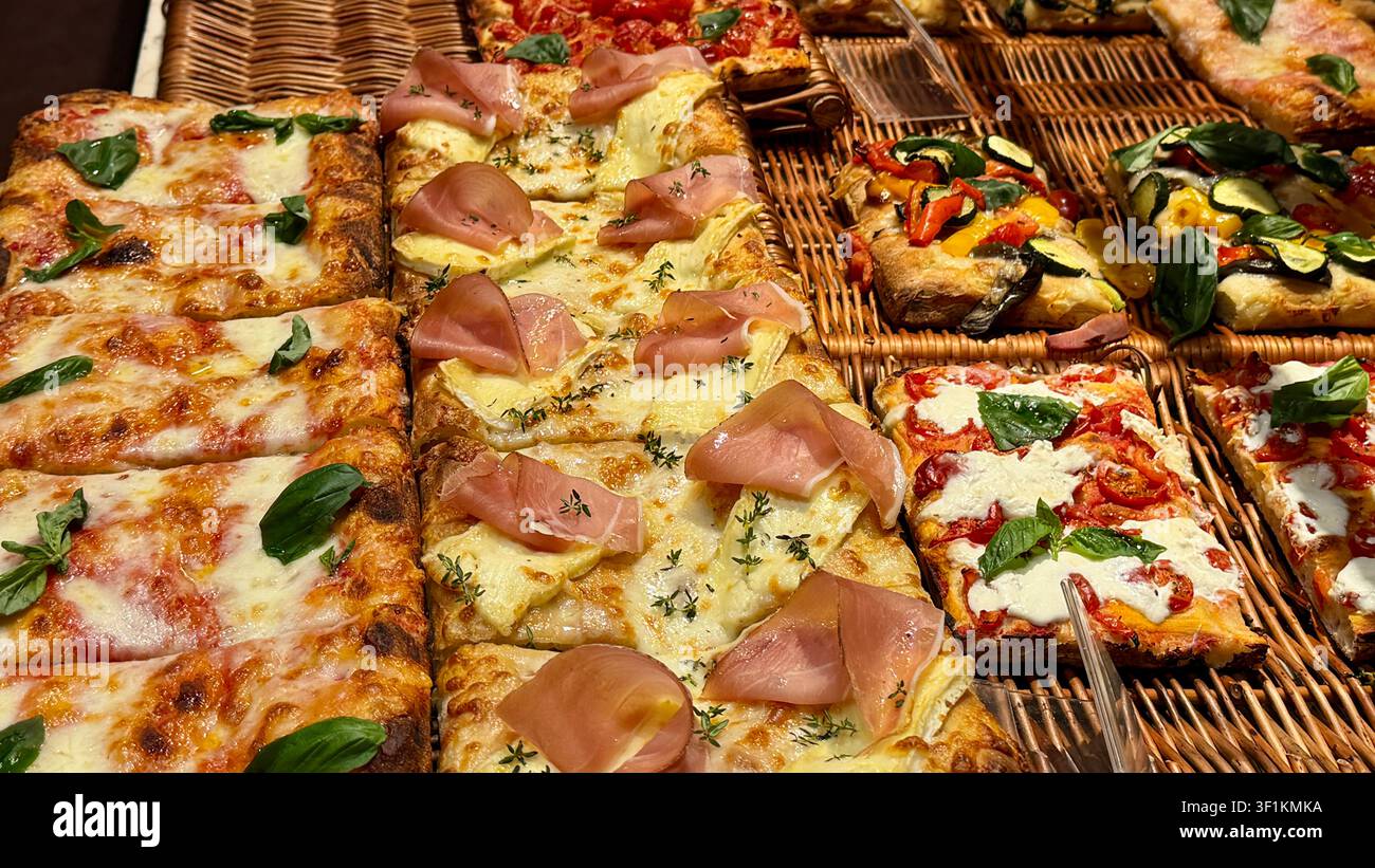 Fette di pizza quadrate con vari ripieni in un ristorante a Milano, Lombardia, Italia Foto Stock
