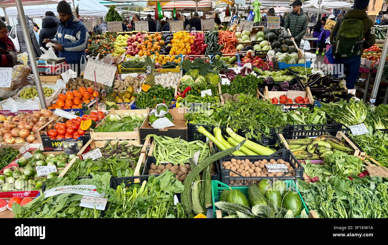 Prodotti freschi di frutta e verdura sui mercati all'aperto di Piazza Sant'Agostino Milano Italia - Immagine stock catturata con smartphone