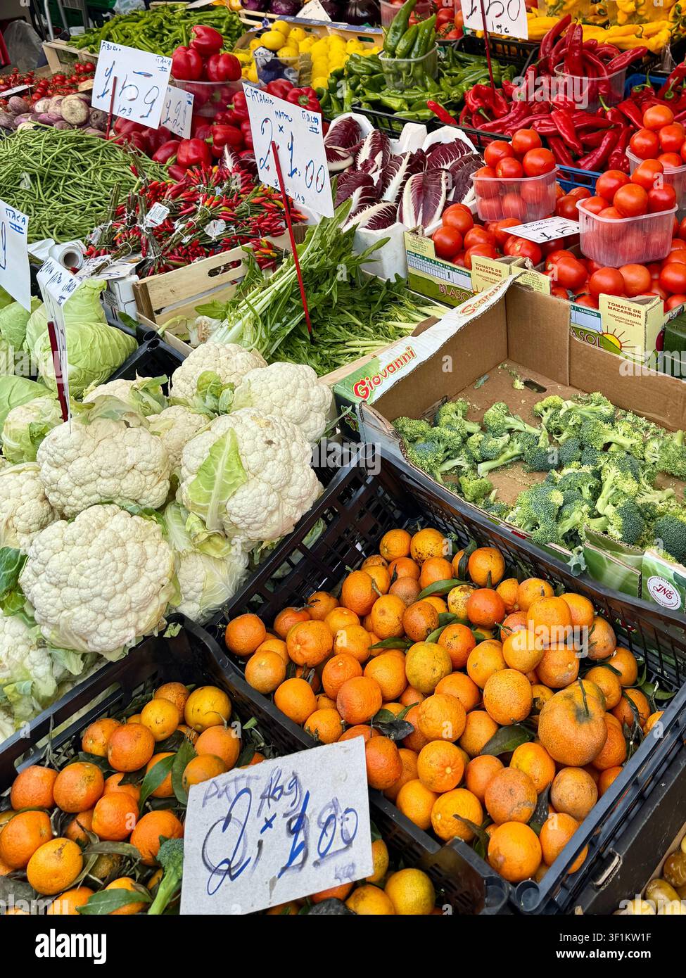 Prodotti freschi di frutta e verdura sui mercati all'aperto di Piazza Sant'Agostino Milano Italia - Immagine stock catturata con smartphone
