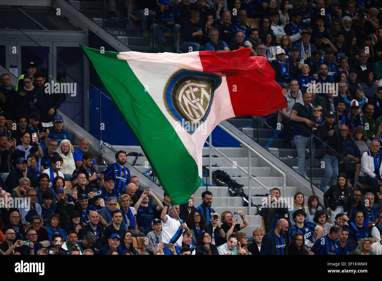 I tifosi dell'FC Internazionale sventolano una gigantesca bandiera tricolore durante la partita. Foto Stock