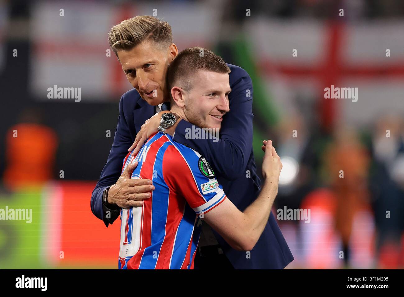 Steve Parish, presidente e co-proprietario del Crystal Palace FC abbraccia Adam Wharton del Crystal Palace FC durante la cerimonia di premiazione del trofeo seguente Foto Stock