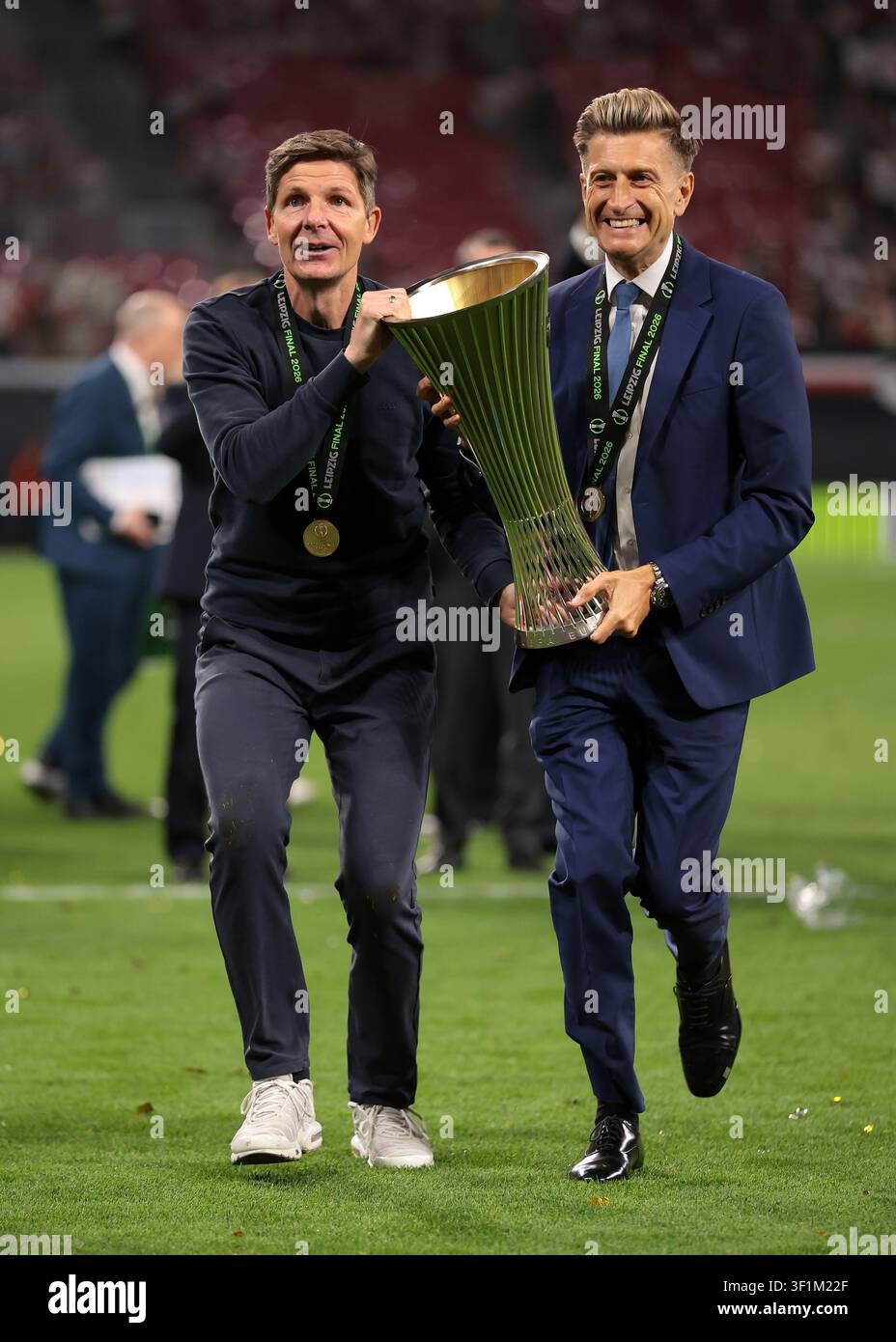 Oliver Glasner, allenatore capo del Crystal Palace FC, e Steve Parish, presidente e co-proprietario del Crystal Palace FC, celebrano la vittoria per 1-0 con il trofeo Foto Stock