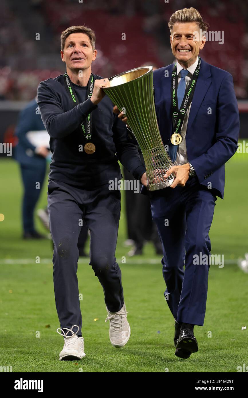 Oliver Glasner, allenatore capo del Crystal Palace FC, e Steve Parish, presidente e co-proprietario del Crystal Palace FC, celebrano la vittoria per 1-0 con il trofeo Foto Stock