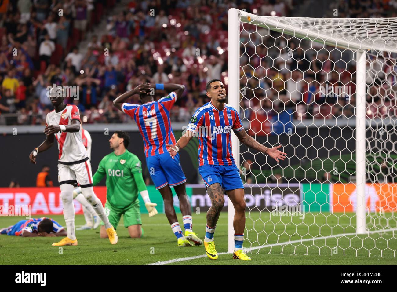 Daniel Munoz del Crystal Palace FC e Ismaila Sarr del Crystal Palace FC reagiscono dopo che il colpo di testa del compagno di squadra Tyrick Mitchell è andato agonizzantemente fuori dal palo Foto Stock