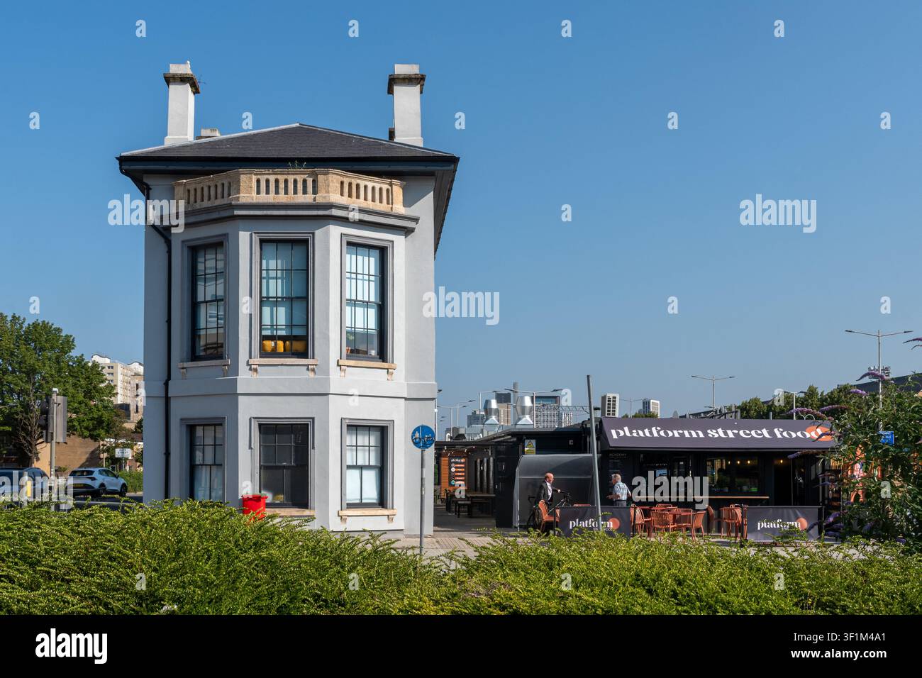 Platform Street Food, nuovo ristorante per comprare cibo e bevande accanto alla stazione ferroviaria di Cardiff Bay, Cardiff, Galles del Sud, Regno Unito Foto Stock