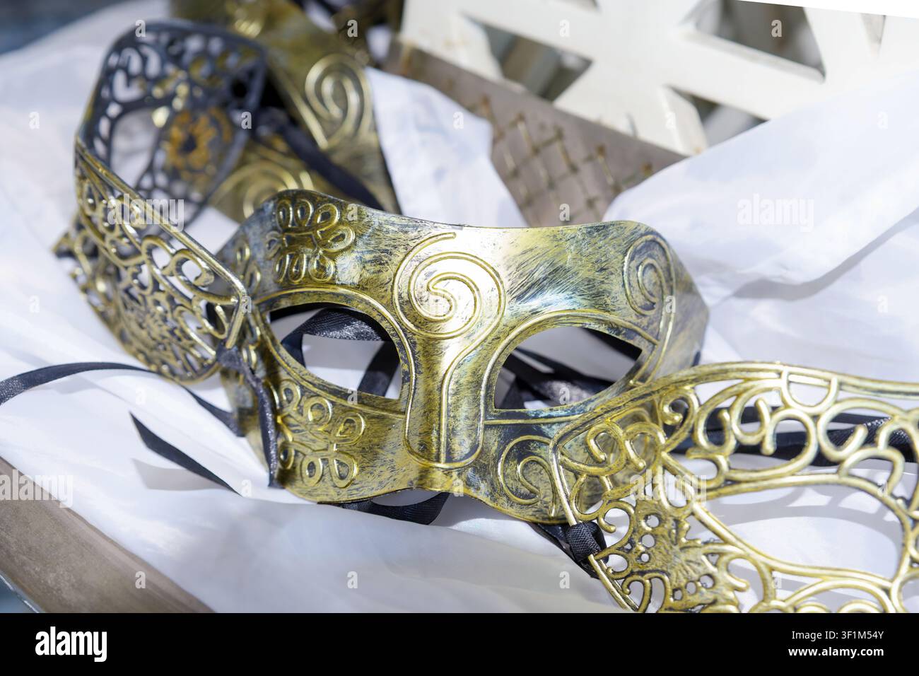 Maschere di carnevale dorate antiche ornate con decorazioni in filigrana per un ballo in maschera Foto Stock