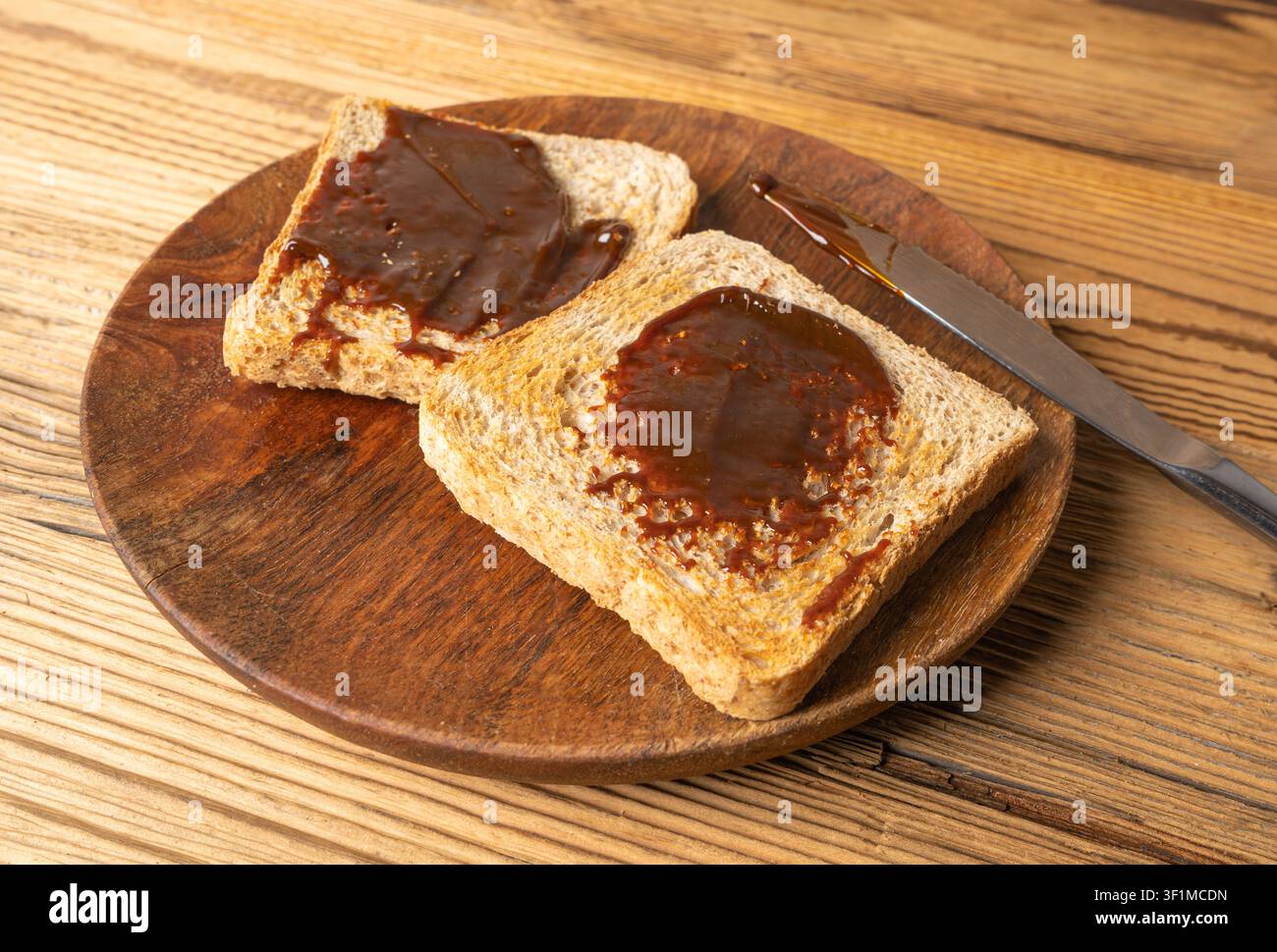 Spalmabile alla lievito Marmite, Spalmabile Vegemite, Colazione sana australiana, Estratto di lievito di birra nera inglese tradizionale, Pasta alimentare per toast, Spalmabile Marmite Foto Stock