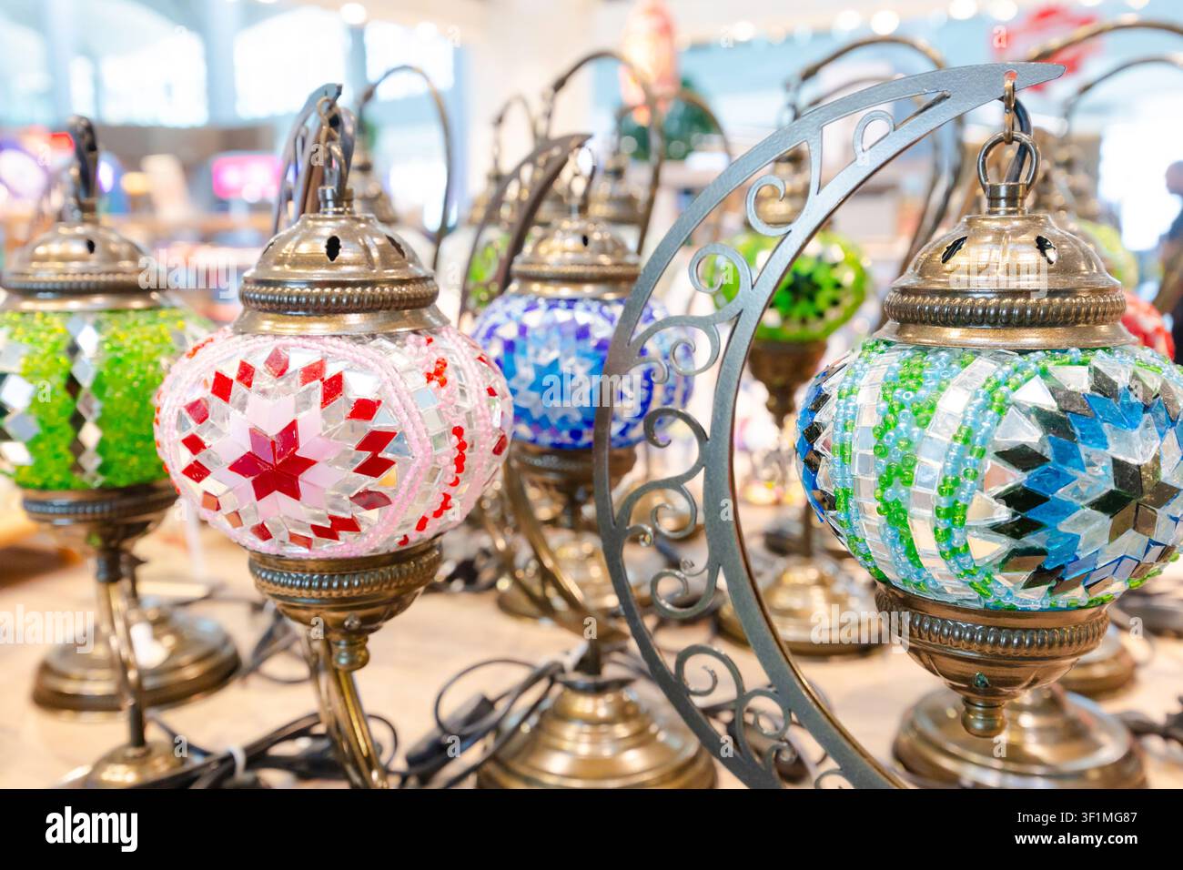 Lampade da tavolo turche tradizionali con bulbi di vetro a forma di mosaico multicolore Foto Stock