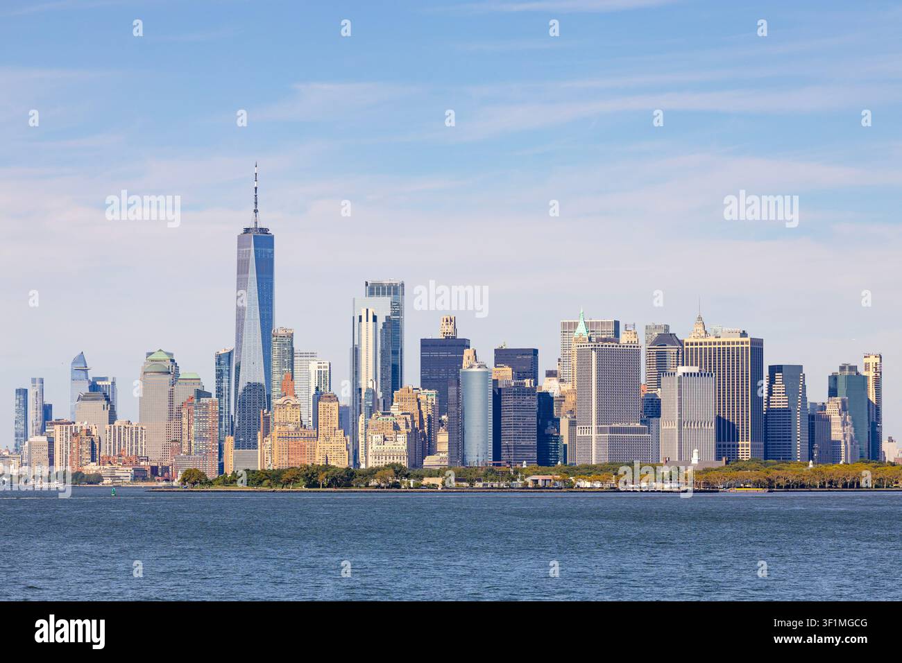 New York, USA - 25 agosto 2026: Vista dall'acqua sui grattacieli di New York nell'area di Manhattan Foto Stock