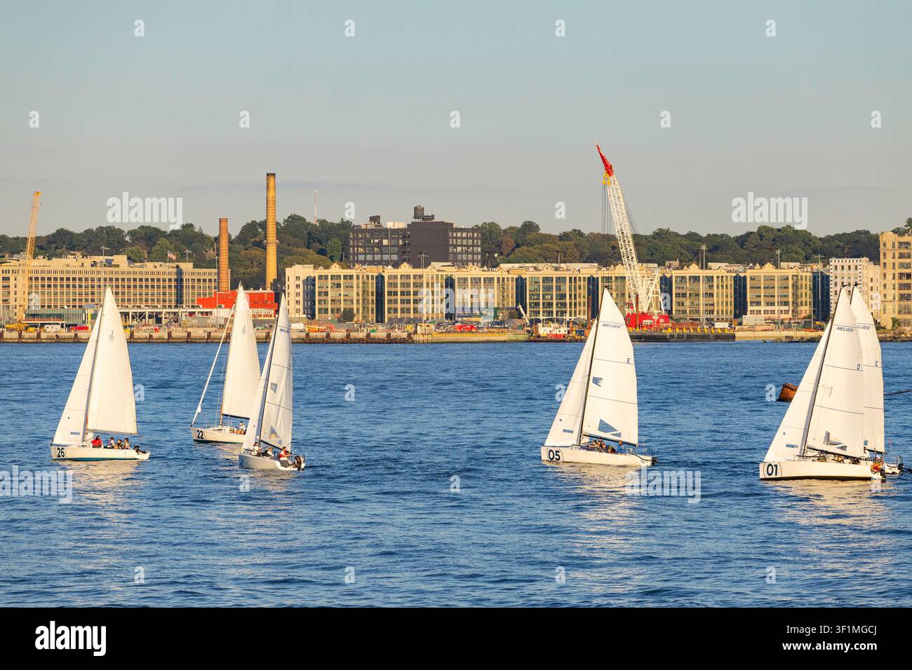 New York, USA - 25 agosto 2026: Barche a vela a tre persone in allenamento nella baia di Hudson, New York Foto Stock
