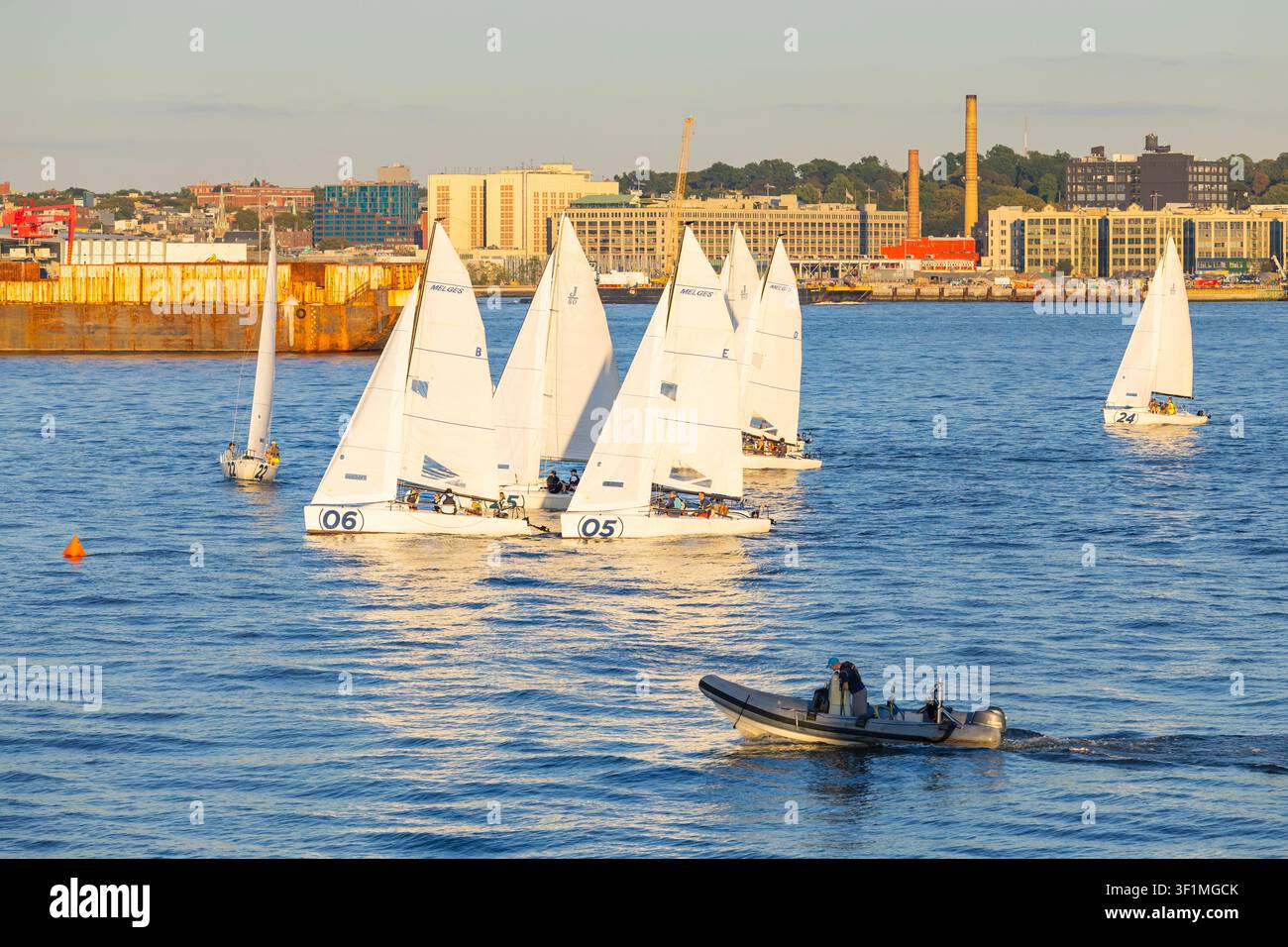 New York, USA - 25 agosto 2026: Barche a vela a tre persone in allenamento nella baia di Hudson, New York Foto Stock