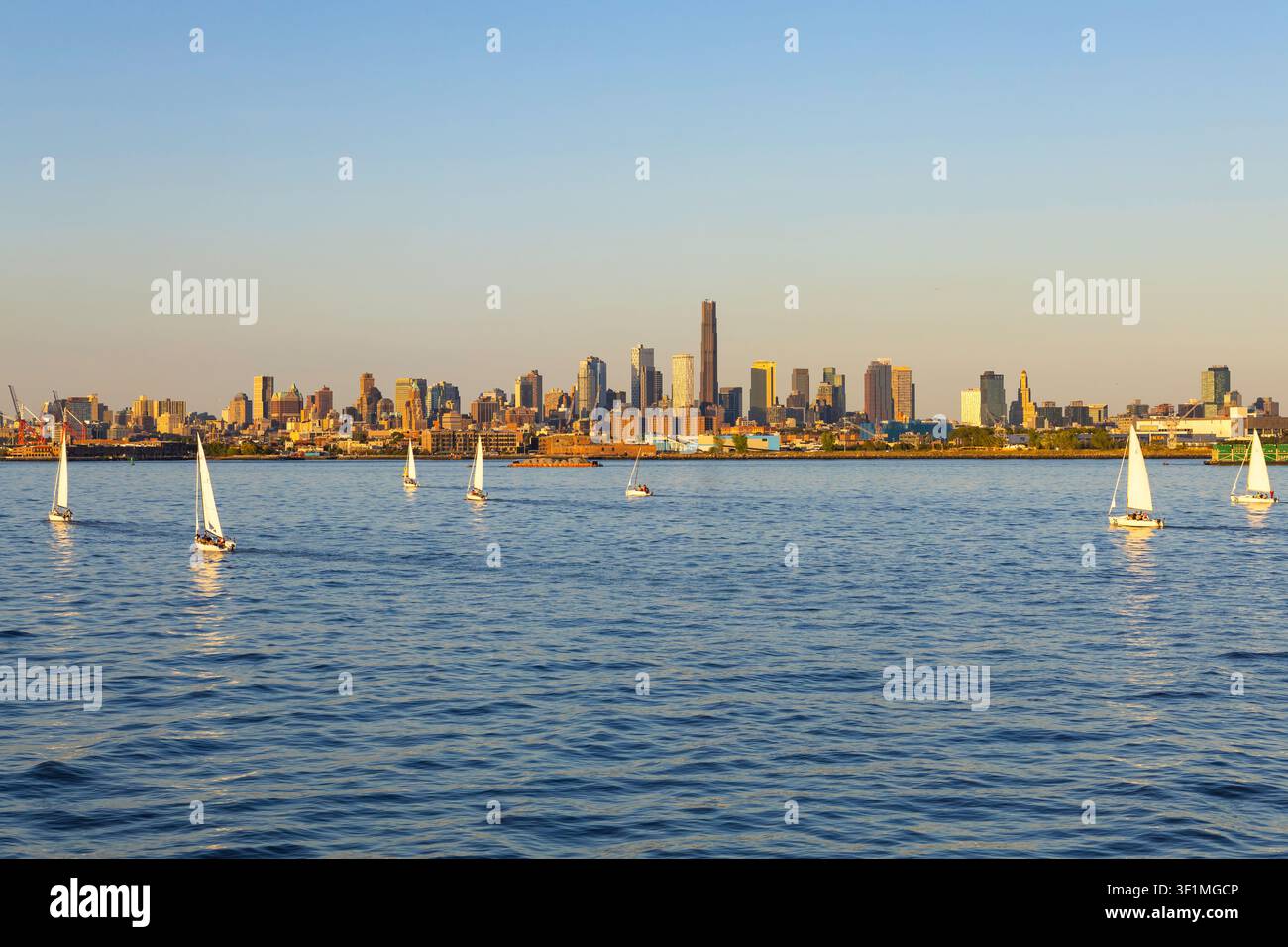 New York, USA - 25 agosto 2026: Barche a vela a tre persone in allenamento nella baia di Hudson, New York Foto Stock