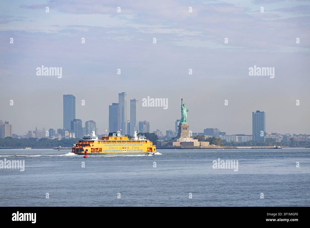 New York, USA - 25 agosto 2026: Ferry di Staten Island nella baia di Hudson con la Statua della Libertà, New York Foto Stock