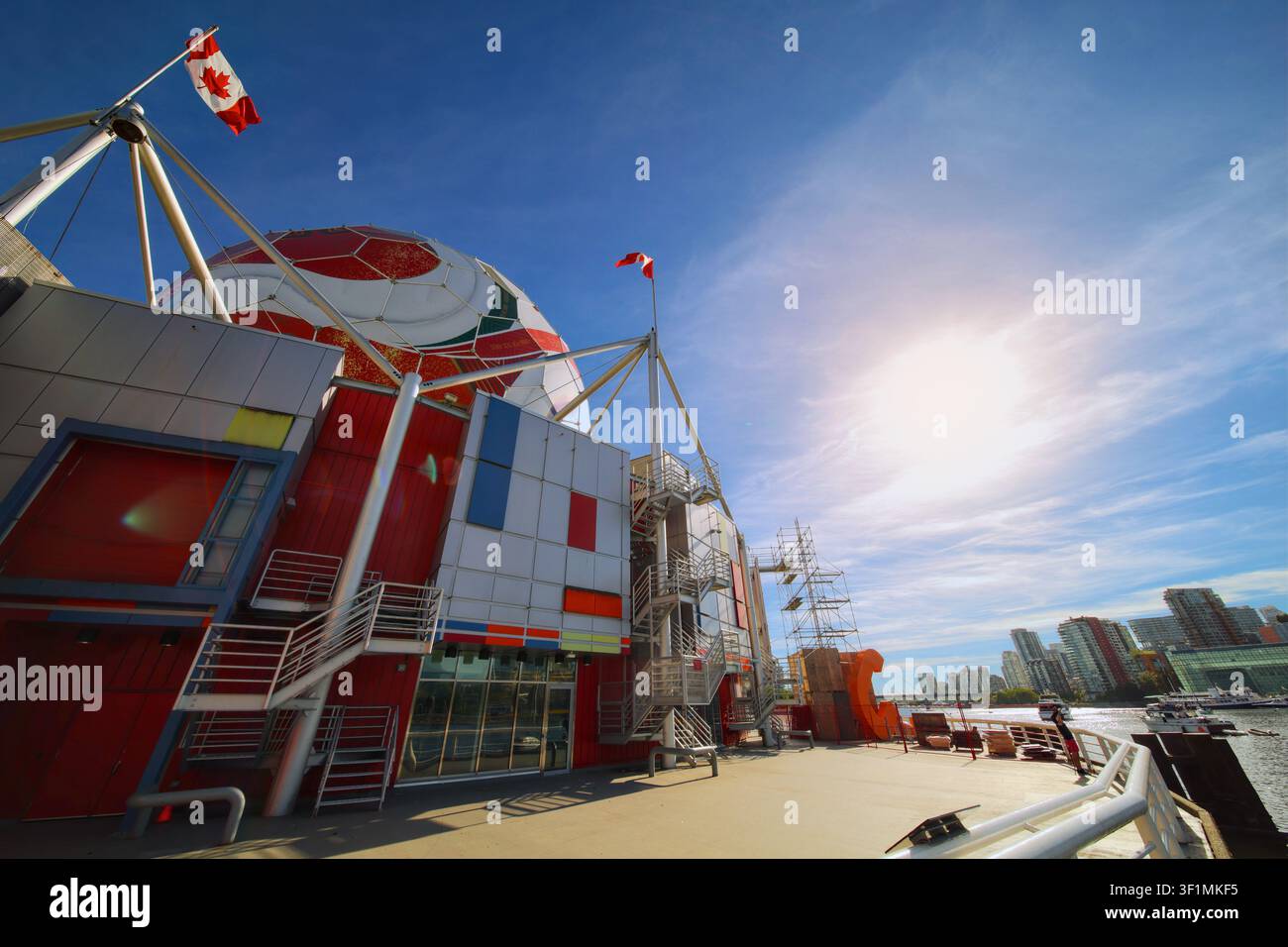 Una vista grandangolare a bassa angolazione del cupola di Science World a Vancouver, British Columbia, avvolta come un pallone da calcio adidas per il Campionato del Mondo FIFA 2026. Foto Stock
