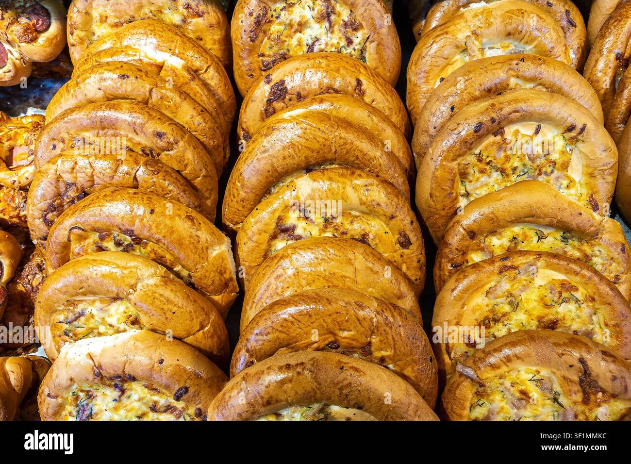 Appetitosa esposizione di mini pizze sul bancone. Foto Stock