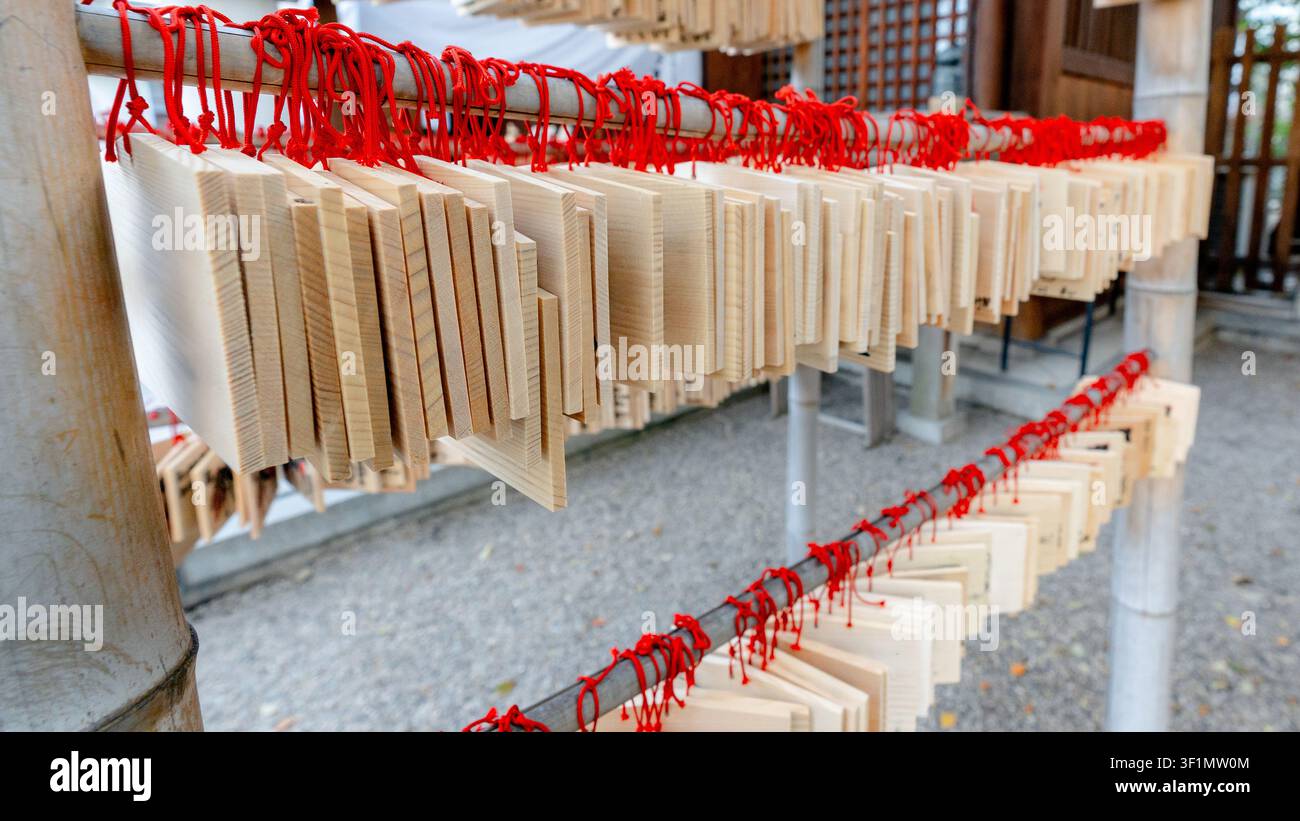 Targhe di legno ema sono appese nel Santuario di Horikoshi a Osaka, Giappone. I visitatori scrivono desideri o preghiere su di esse, sperando benedizioni in questo luogo sereno e spirituale Foto Stock
