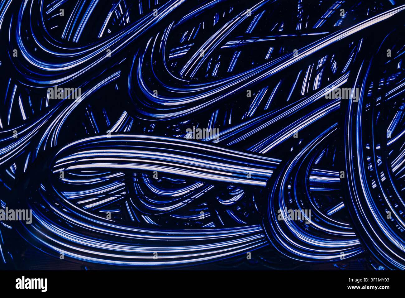Trame luminose al neon blu astratte si curvano su una superficie nera lucida, creando uno sfondo tecnologico futuristico con strisce fluenti, riflessi e alto Foto Stock