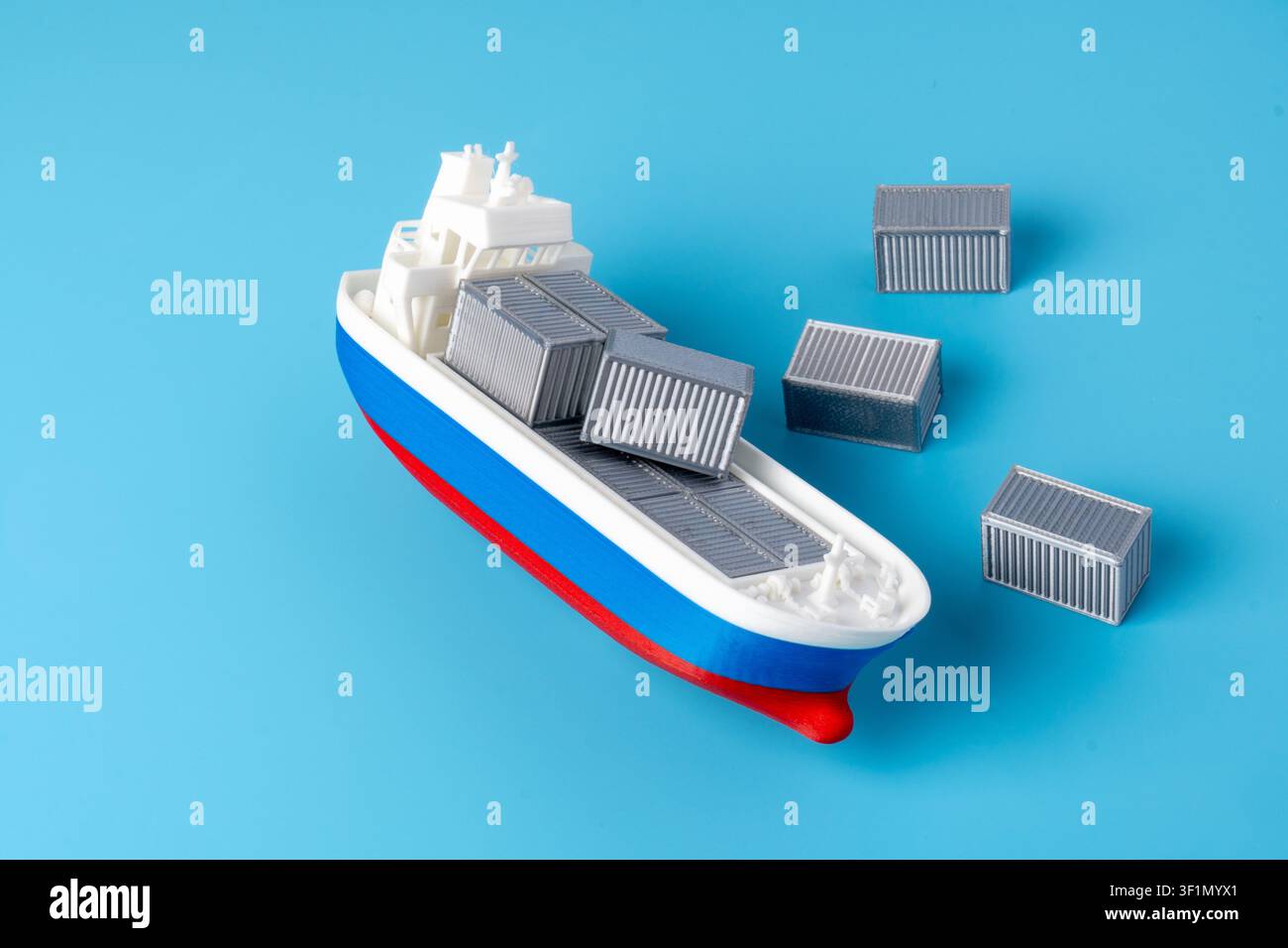 Piccola nave da carico che affonda su uno sfondo blu con container di merci che cadono. Reclamazioni assicurative marittime, incidenti di spedizione, merce persa Foto Stock